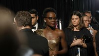 Lupita Nyongo tampil berkacamata sebelum naik ke atas panggung. Matt Sayles/A.M.P.A.S via Getty Images.