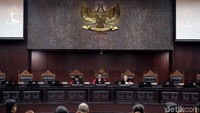 Mahkamah Konstitusi (MK) saat menggelar sidang Pengujian UU No. 19 Tahun 2003 tentang Bahan Usaha Milik Negara (UU BUMN) di Jakarta, Senin (5/3/2018).