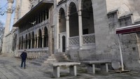 Masjid Suleymaniye didesain oleh arsitek Sinan, dengan 4 menara. Dua menara setinggi 56 meter, sedangkan yang lainnya 76 meter (Kurnia/detikTravel)