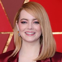 Emma Stone tampil feminin dengan makeup serba pink. Kamu bisa tampil dengan single eyeshadow warna pink dan eyeliner pink di bawah mata. Untuk memberikan kesan fresh, Emma tampil dengan lipstik pink muda ditambah dengan lip gloss.  Foto: Getty Images