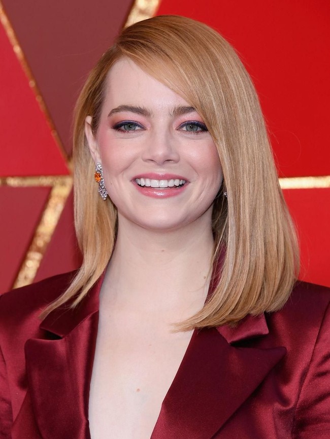 Emma Stone tampil feminin dengan makeup serba pink. Kamu bisa tampil dengan single eyeshadow warna pink dan eyeliner pink di bawah mata. Untuk memberikan kesan fresh, Emma tampil dengan lipstik pink muda ditambah dengan lip gloss.  Foto: Getty Images