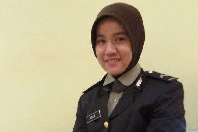 Polwan cantik ini kembali menjadi perbincangan hangat di media sosial. Bukan karena kecantikannya melainkan karena Rizka telah menghafal 20 Juz Al-Quran. Foto: Istimewa