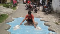 Warga menyebutnya dengan gambar 3 dimensi. Di jalanan Desa Tanjungsari itu terdapat 12 gambar.