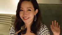 Di salah satu restoran, Marinka asyik menyantap makanannya sambil berpose sebelum makan. Makanan apa ya itu? Kok di meja ada arang. Foto: instagram