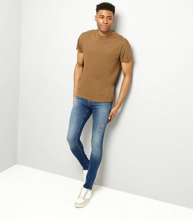 Di kalangan anak muda akhir 90-an dan awal 2000, skinny jeans jadi tren fashion pria sangat populer. Tapi belakangan gaya busana ini membuat penampilanmu tidak keren dan sulit bergerak. Foto: istimewa