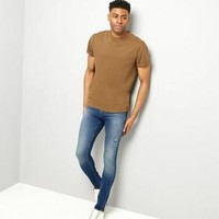 Di kalangan anak muda akhir 90-an dan awal 2000, skinny jeans jadi tren fashion pria sangat populer. Tapi belakangan gaya busana ini membuat penampilanmu tidak keren dan sulit bergerak. Foto: istimewa