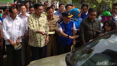 Duet Luhut-Budi Karya Bagi-bagi Brosur di Tol Bekasi