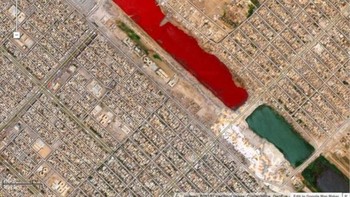 Sungai di kota Sadr, Irak, sempat tampak berwarna merah di Google Earth, namun tidak ada keterangan resmi mengenai hal tersebut. Foto: istimewa