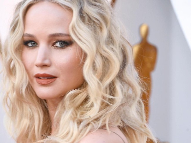 Tak hanya jadi pahlawan dalam film sebagai Katniss Everdeen di Hunger Games, Jennifer Lawrence juga pahlawan di dunia nyata. Pada Juni 2012, ia menemukan seorang gadis pingsan di depan apartemennya di Santa Monica, California. Kala itu Jennifer sedang santai berjalan-jalan di sekitar tempat tinggalnya. Ia pun mencoba menolong gadis tersebut, sementara seorang pria yang kebetulan menyaksikan kejadian itu menelepon 911. (Foto: Frazer Harrison/Getty Images)