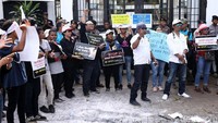 Aksi ini digelar terkait kekerasan terhadap tenaga kerja Indonesia. Kasus terbaru yaitu kasus Adelina Lisao. TKI asal NTT itu tewas diduga setelah dianiaya oleh majikannya di Malaysia.