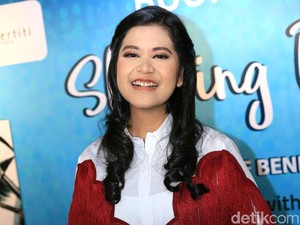 Manisnya Penampilan Perdana Kahiyang Ayu Bareng Suami dan Anak