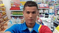 Wah, kalau kasir minimarketnya abang Christian Ronaldo, pembeli yang ditawarin buat beli pulsa pasti jawabannya iya-iya aja. Bisa jadi malah nomor hp abang Christian yang diminta. Foto: Instagram @indra.hakim