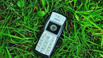 Nokia 1100 merupakan salah satu ponsel yang populer di era 2000-an. Bingkainya yang agak lebar di sisi layar menjadi bentuk yang ikonik bagi ponsel ini. (foto: Pixabay)