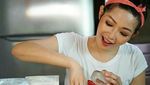 Ini 10 Potret Chef Marinka yang Tetap Cantik Saat Masak dan Makan