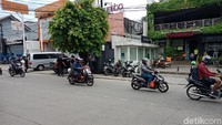 Belum diketahui siapa dan apa latarbelakang penyerangan itu. Kapolres Jakarta Selatan Kombes Mardiaz Kusin mengatakan pihaknya masih menyelidiki kejadian tersebut.