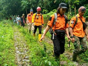 Tim SAR Gabungan Cari Nenek Imoh yang Hilang di Gunung Sawal