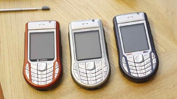 Nokia 6630 memiliki bentuk bodi unik di mana bagian bawahnya tampak membulat. (foto: Dhdeal)