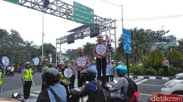 Ini 'Kampanye' Polisi: 'Ojo Nyetel Lagu Banter-Banter Pas Nyetir'
