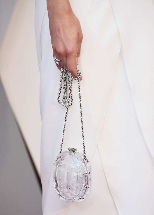 Tidak ketinggalan clutch unik yang bentuknya menyerupai botol parfum. (Foto: Getty Images)
