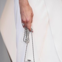  Tidak ketinggalan clutch unik yang bentuknya menyerupai botol parfum. (Foto: Getty Images)