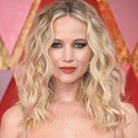 Jennifer Lawrence merupakan artis yang sukses dengan film-filmnya yang booming. Tapi tahukah kamu, J.Law berhenti sekolah saat duduk dibanku SMP. Secara teknis, J.Law hanyalah lulusan SD.  Foto: Neilson Barnard/Getty Images