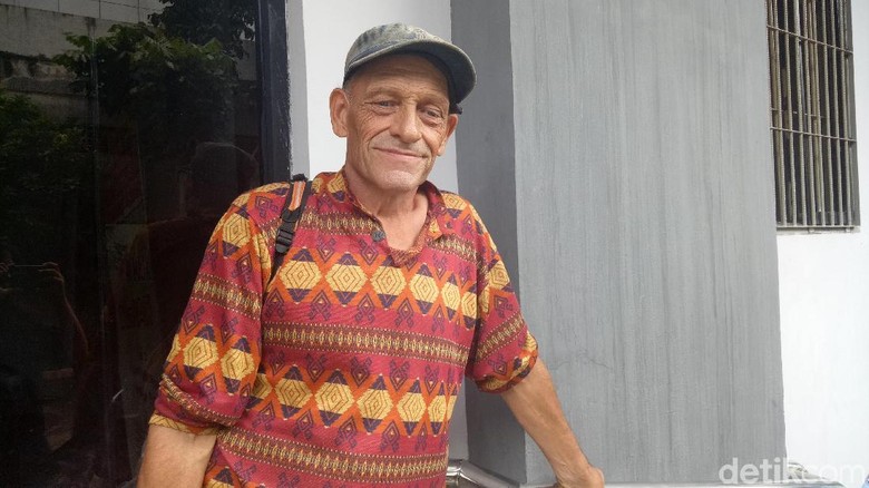 Demi Anjingnya, Ian Bule Luntang-lantung Tidur di Luar Imigrasi Demi Anjingnya, Ian Bule Luntang-lantung Tidur di Luar Imigrasi
