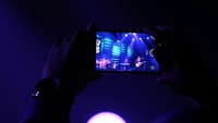 Penonton mengabadikan aksi panggung Goo Goo Dolls dengan ponsel. Foto: Hanif Hawari