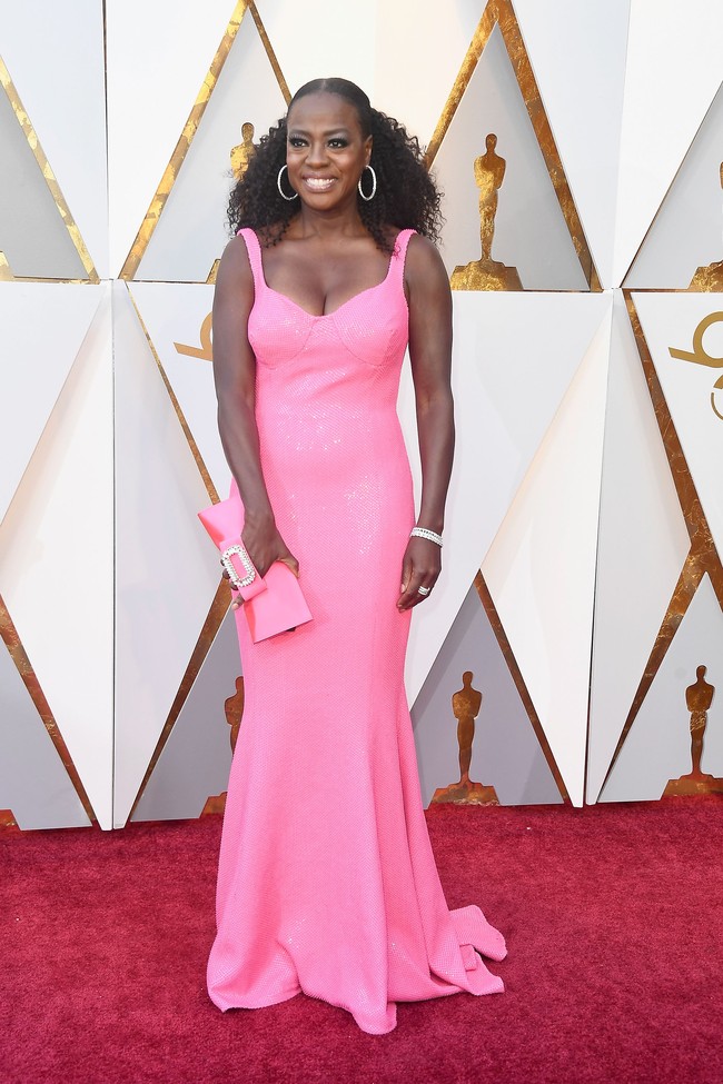 Viola Davis juga mencuri perhatian dengan gaun pink, kali ini rancangan Michael Kors. (Foto: Getty Images)