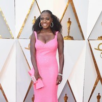 Viola Davis juga mencuri perhatian dengan gaun pink, kali ini rancangan Michael Kors. (Foto: Getty Images)