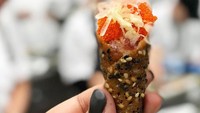 Nah, penampakan sajian tuna ini menggoda selera ya? Apalagi ada tobiko royal di permukaannya. Ini jadi salah satu menu pembuka di jamuan Oscar. Foto: Instagram wpcatering