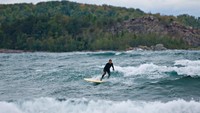 Danau Superior tersebut menjadi bagian dari kelompok 5 Danau Besar berair tawar di Amerika Utara dan merupakan yang terluas. Danau inilah yang asyik buat surfing (aaron peterson.net/Alamy/CNN)