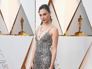 Tulis Tribut untuk Stephen Hawking, Gal Gadot Dibully
