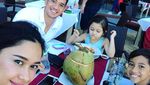 Hot Daddy, Ini 10 Potret Kebersamaan Andrew White dengan Istri dan Anaknya Saat Makan