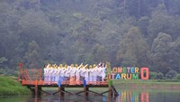 Berjalan di sisi kiri,  akan ditemukan dermaga cinta sebagai salah satu spot yang menarik bagi pengunjung untuk berfoto ria dan di sisi jauh tulisan KM 0 Citarum dengan warna yang menarik juga bisa digunakan sebagai background foto.