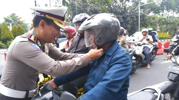 Hari Pertama Operasi Semeru 2018: Petugas Kampanyekan Keselamatan Lalin