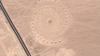 Seniman Danae Stratou, Alexandra Stratou and Stella Constantinides membuat karya seluas 100,000 meter persegi ini pada 2007, namun sudah tak tampak lagi di Google Earth. Foto: istimewa