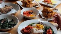 Nah, kalo @Indonesiafoodjourney lebih memilih menikmati nasi padang menggunakan sendok nih. Meski begitu tampilan ayam pop dan dendeng cabe merah tetap menggoda selera, ya? Foto: Istimewa