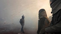 Untuk menonton festival ini, pengunjung harus mengenakan pakaian tertutup dan helm. Ini demi keselamatan supaya tida kterluka saat terkena api petasan (Tyrone Siu/Reuters)