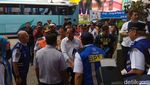 Duet Luhut-Budi Karya Bagi-bagi Brosur di Tol Bekasi