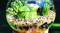 Kue ini seperti terrarium sungguhan. Semua komposisi kue ditata dalam wadah kaca bulat. Foto: Instagram @kaktusumuye
