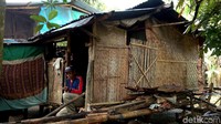 Di depan rumahnya ini terdapat kandang ayam. Ya, ayam milik Rosul. Ia sengaja membuat gubuk setinggi sekitar 50 sentimeter, karena kerap kebanjiran.