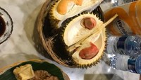 Yang nggak kalah nikmat dari Banyuwangi adalah durian merah. Aromanya sangat harum dan rasanya enak sekali, tutur Sri Mulyani. Jadi ngiler ya? Foto: Instagram smindrawati