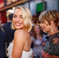 Sementara itu, Margot Robbie yang memerankan Harley Quinn mengandalkan gaun putih Chanel Haute Couture. (Foto: Getty Images)