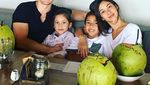 Hot Daddy, Ini 10 Potret Kebersamaan Andrew White dengan Istri dan Anaknya Saat Makan