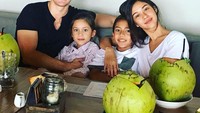Bersama keluarga kecilnya, Andrew White dan Nana Mirdad terlihat sedang menikmati kelapa ijo di salah satu rumah makan di Sanur Bali. Foto: Instagram @andrew.white._