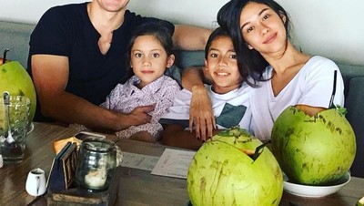 Hot Daddy, Ini 10 Potret Kebersamaan Andrew White dengan Istri dan Anaknya Saat Makan