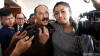 Kami mohon izin pak, kami ini mempertanyakan kami ini tahanan majelis hakim atau tahanan KPK pak. Tentu kami tahanan majelis hakim, tapi kenapa kami disuruh pakai jaket tahanan KPK? Itu pelecehan terhadap saya atau terhadap majelis hakim? keluh Fredrich pada hakim, Kamis (22/2) lalu. (Foto: Ari Saputra)