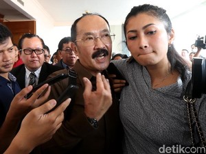 Geger Fredrich Yunadi: Pernyataan Cablak sampai Gerak Tangan