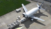 Singkatan ST dari Airbus Beluga A300-600ST adalah Super Transporter. Terang saja, pesawat ini mampu menyimpan kargo hingga 47 ton yang diletakan di bagian atasnya (CNN Travel)