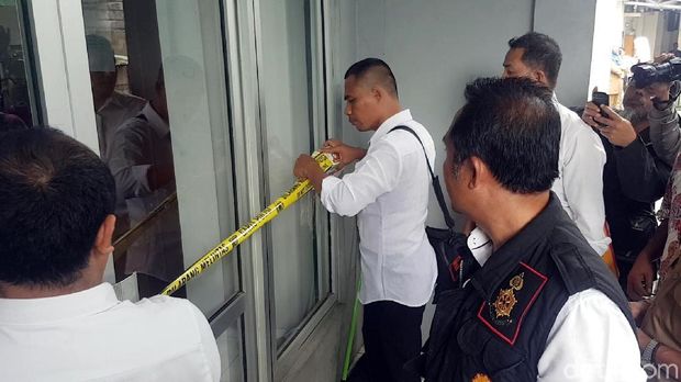 penyegelan oleh polisi